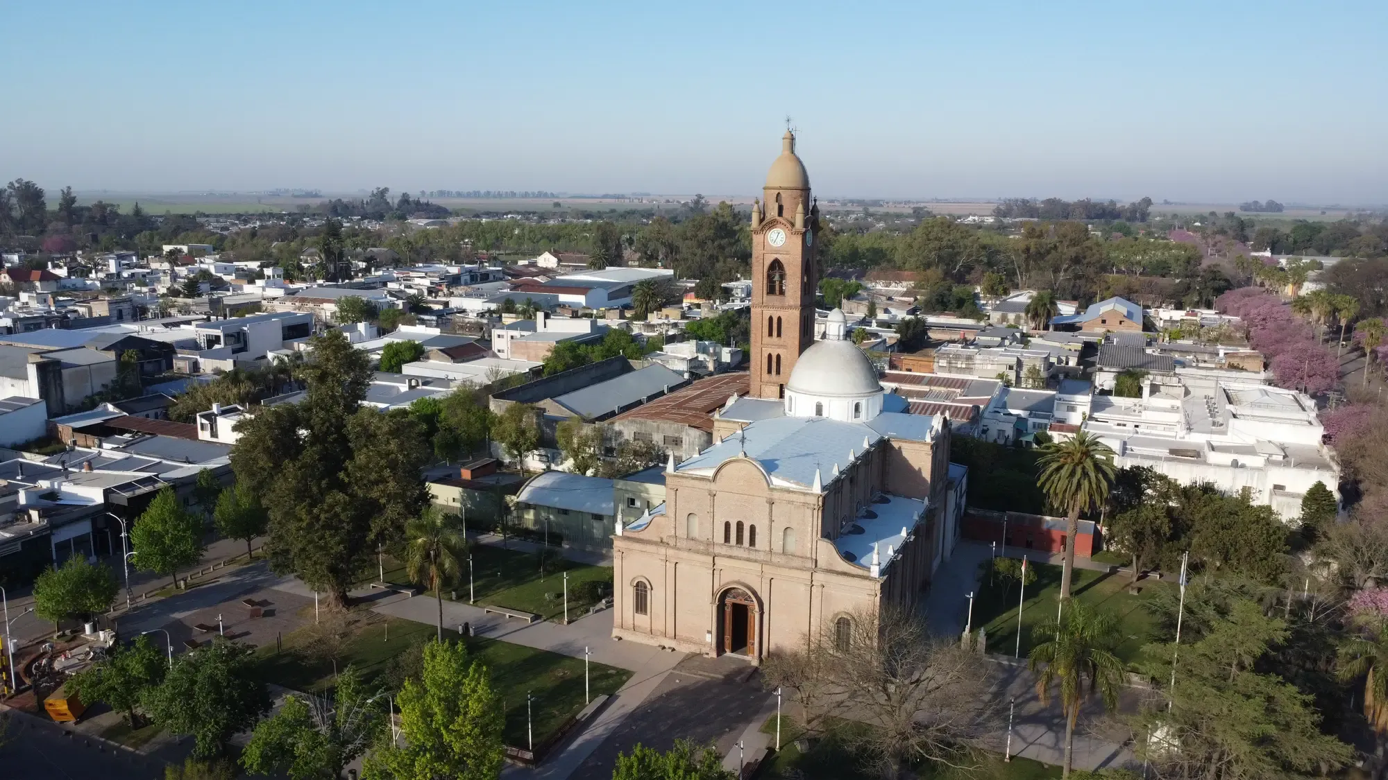 Vista aérea de la iglesia y la plaza central de Gálvez.